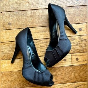 Kelly & Katie Peep Toe Pumps - Size 11